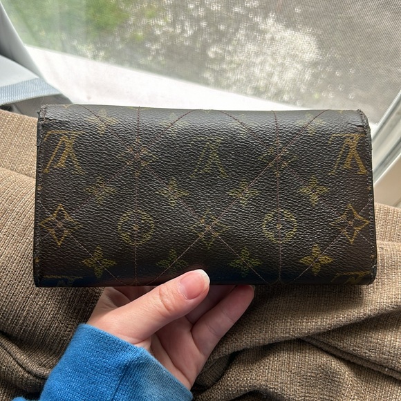 Vintage Louis Vuitton Monogram Etoile Sarah Wallet - Picture 2 of 11